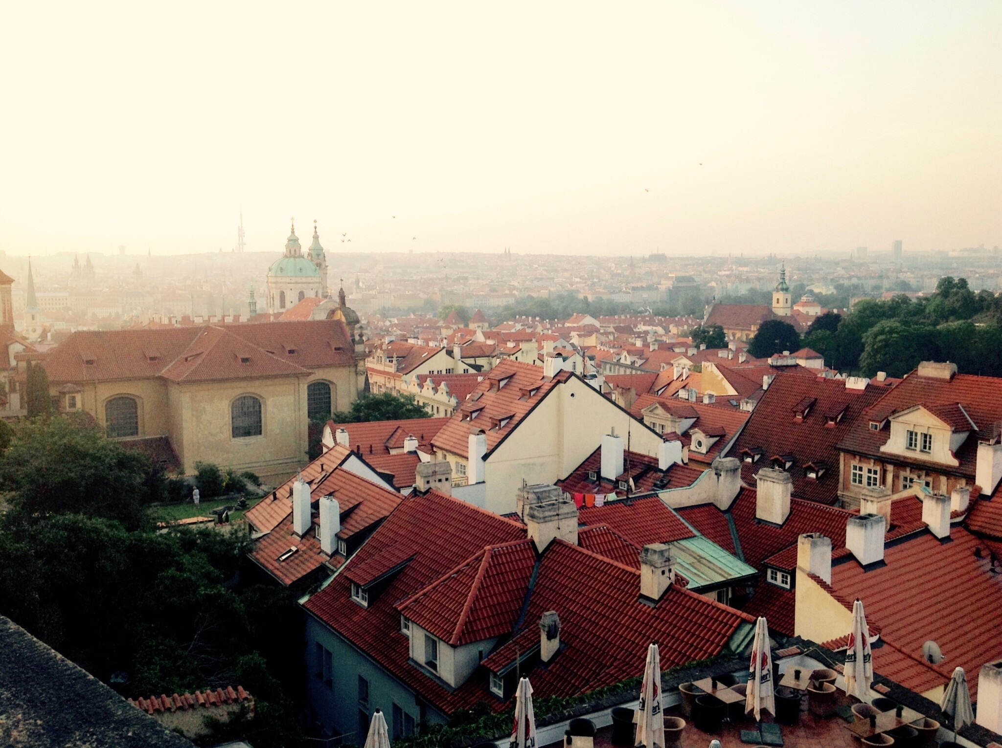 Je libo bydlení v centru Prahy? Zoufalí majitelé Airbnb bytů je pouští na trh