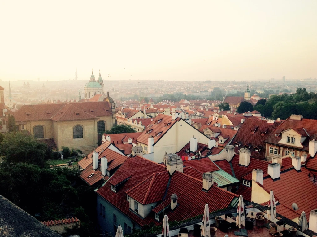 Je libo bydlení v&nbsp;centru Prahy? Zoufalí majitelé Airbnb bytů je pouští na trh