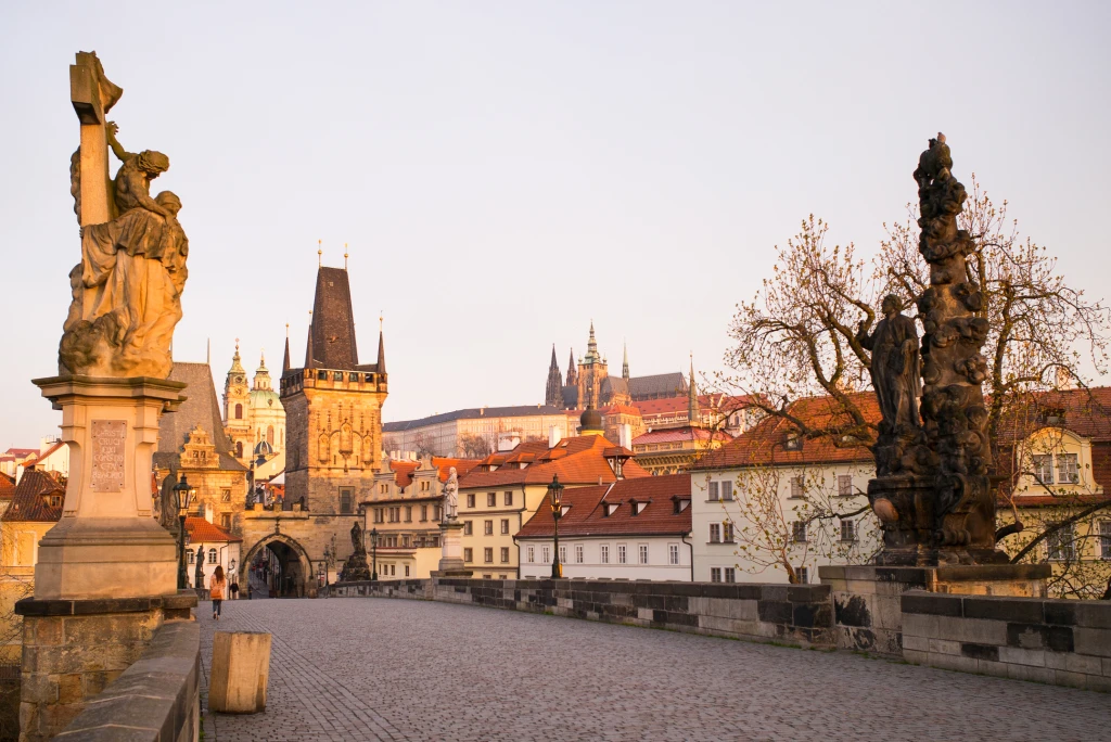 Česko je v&nbsp;podivné karanténě. Každý může, kam chce, ale musí mít důvod. Platí dalších devět dní