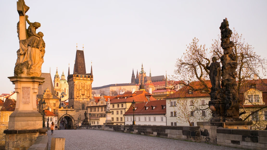 Česko je v podivné karanténě. Každý může, kam chce, ale musí mít důvod. Platí dalších devět dní