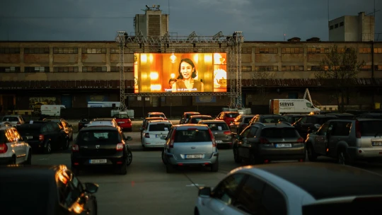 Kino s vůní benzinu. Promění krize prodělečnou americkou romanci v byznys?