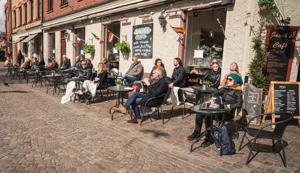 Ve Švédsku jsou stovky mrtvých, přitom plné kavárny a&nbsp;parky. Fotoreportáž ze země, která jde na pandemii jinak