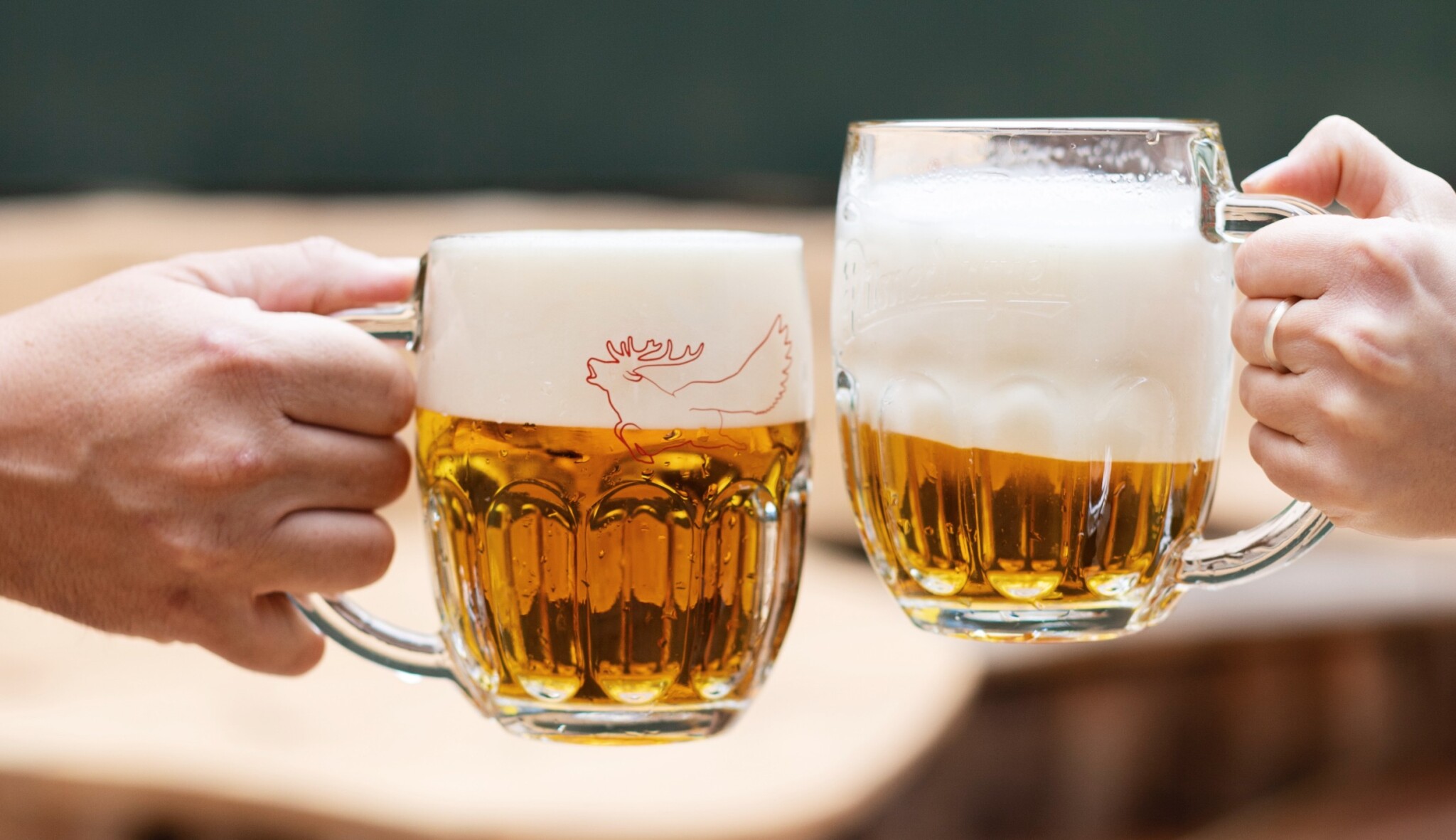 Pivo loni zdražilo, půllitr už stojí 52 korun. I tak ho Češi vypili o třetinu víc