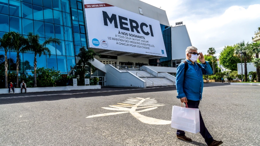 Místo červeného koberce autokino. Jak vypadá Cannes bez filmového festivalu