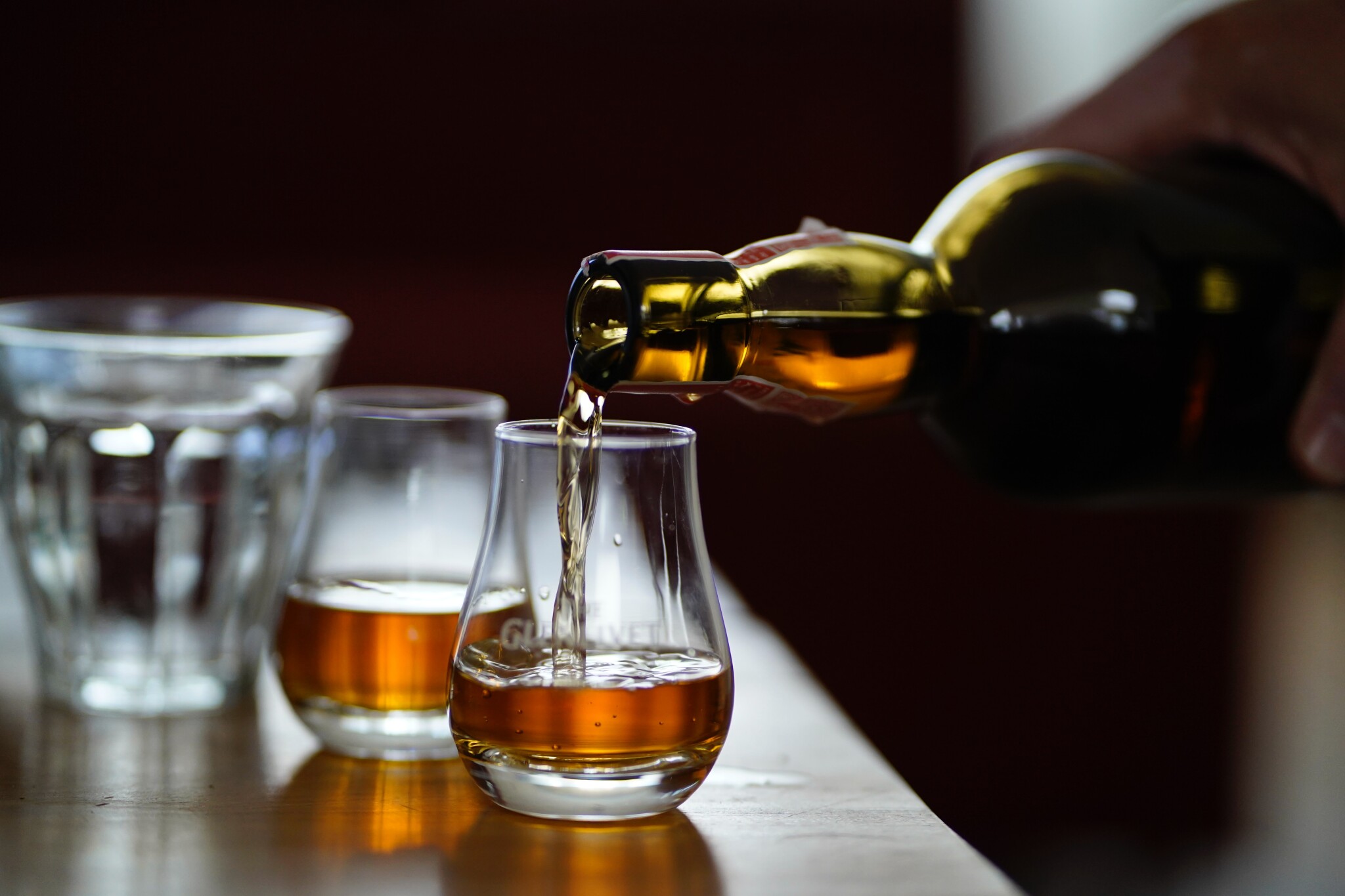 Luxusní whisky láme během krize rekordy v prodeji. Proč ji začít sbírat právě teď?