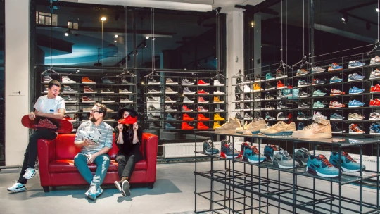 Šaty a&nbsp;k&nbsp;nim sneakers boty. Česká značka Pietro Filipi se nově objevila na Footshopu