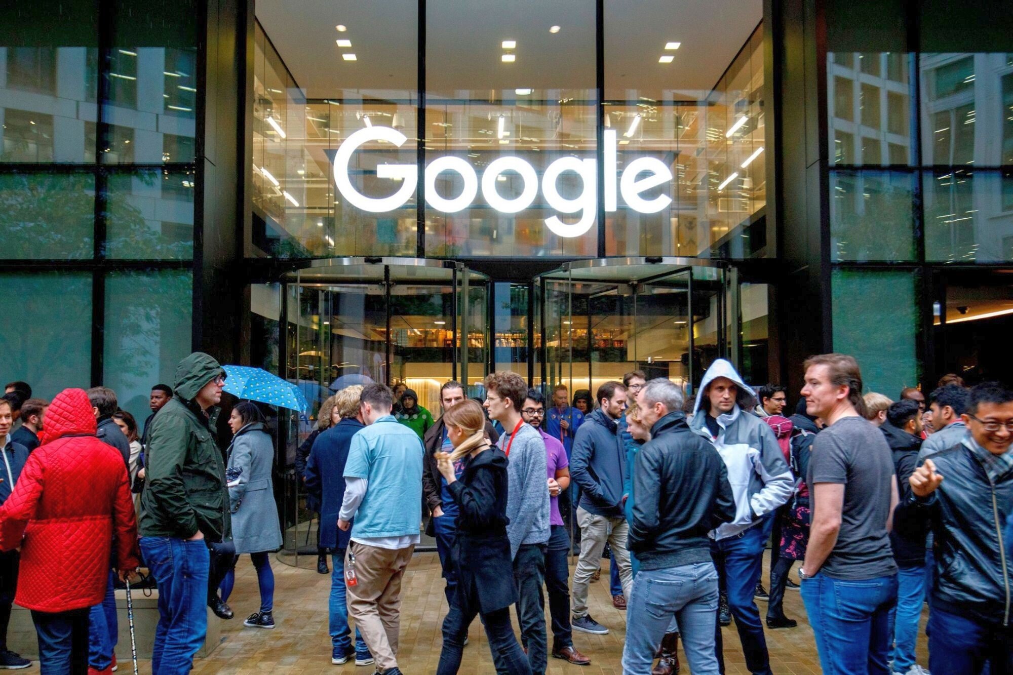 Google dá zaměstnancům tisíc dolarů na práci z domova. Letos kanceláře naplno neotevře