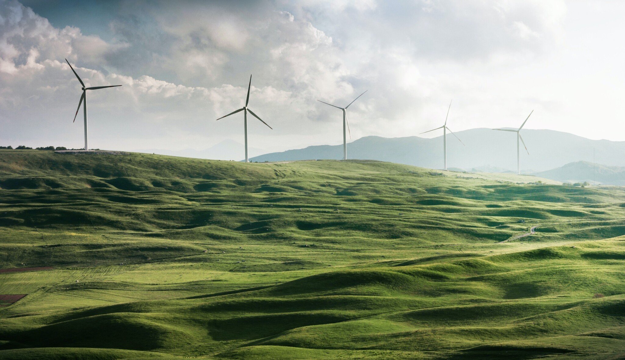 Jistota v nejisté době: pět důvodů, proč investovat do realit nebo zelené energie