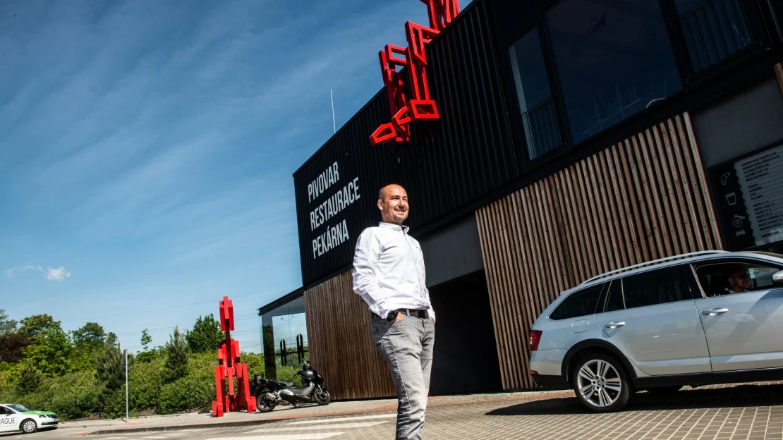 Pivní drive-in v karanténě zazářil. Hostivar díky němu udělal tržby, jako by bylo normálně otevřeno