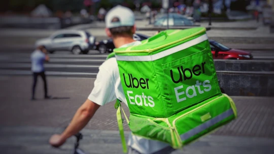 Uber Eats v&nbsp;Česku končí. Český trh málo rostl, a&nbsp;tak odskákal vlnu škrtů