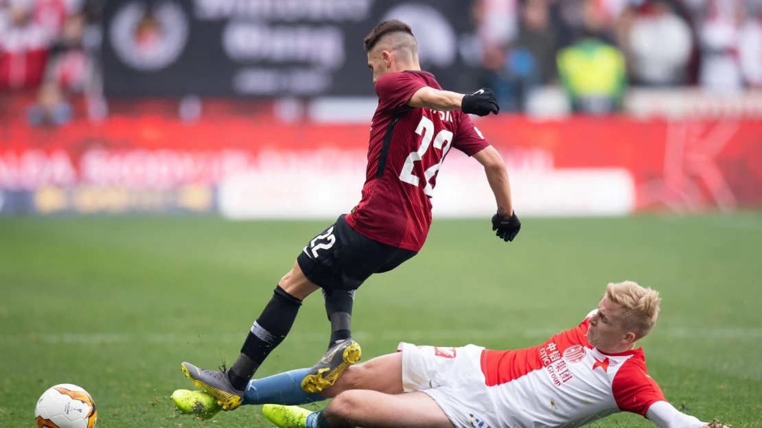 Virtuální derby je tu. Sparta se Slavií si zahrají FIFA pro zdravotní sestřičky