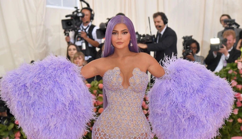 První navzdory podvodu. Kylie Jenner je nejbohatší celebritou světa