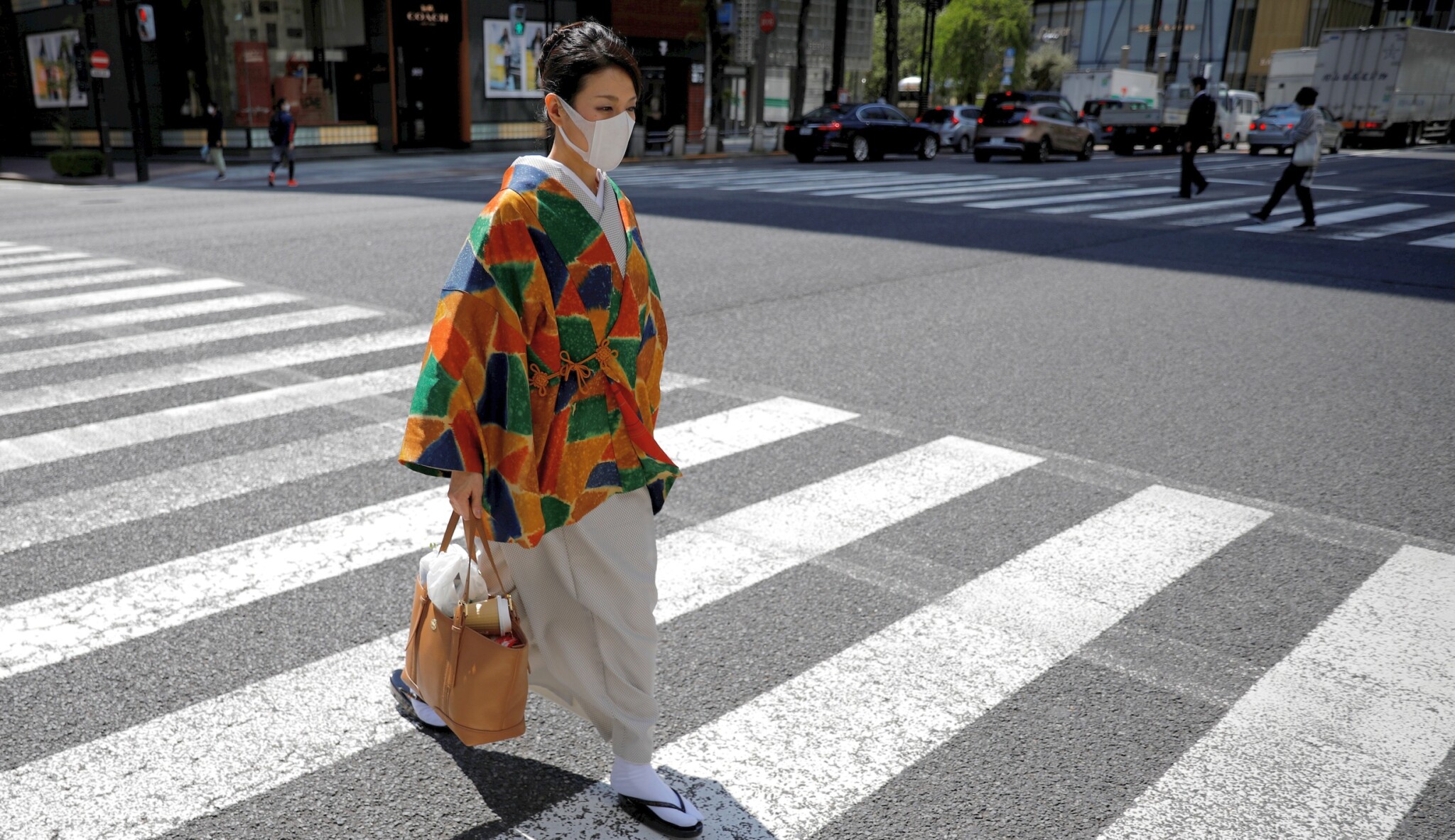 Japonci se obávají horkého léta. A sázejí na vývoj speciálních ochlazovacích roušek