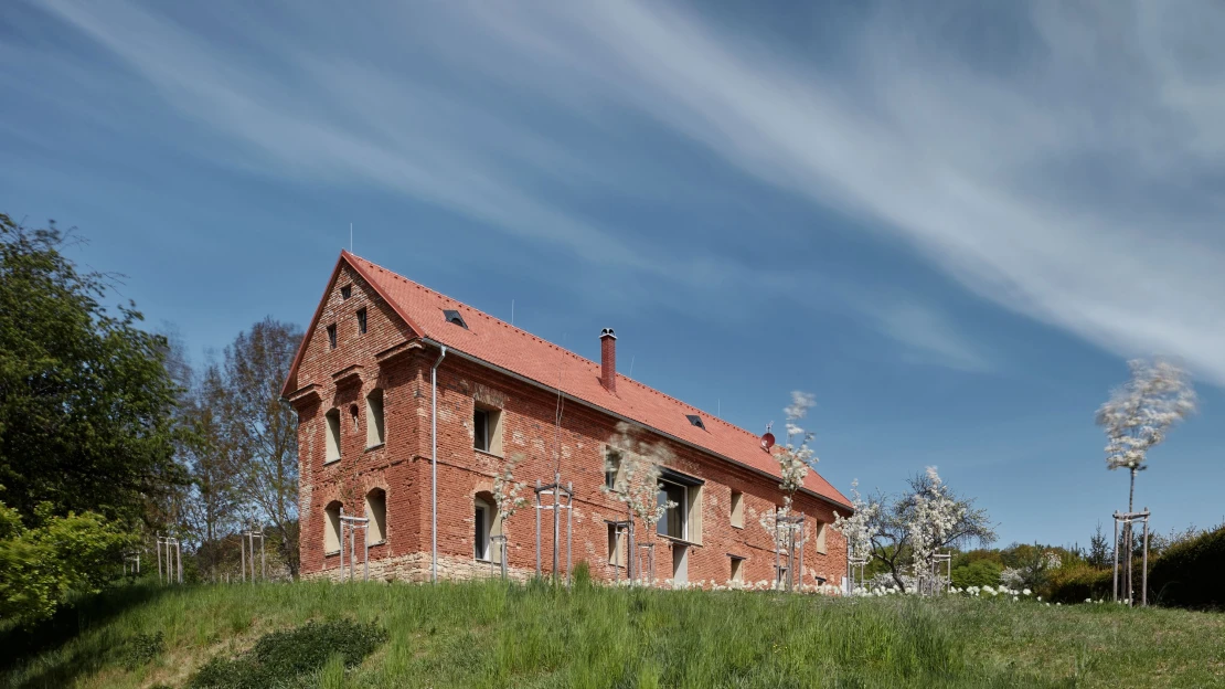 Luxus ve skořápce ruiny. Ve výjimečné Sýpce Arnoštov si užijete léto v Česku