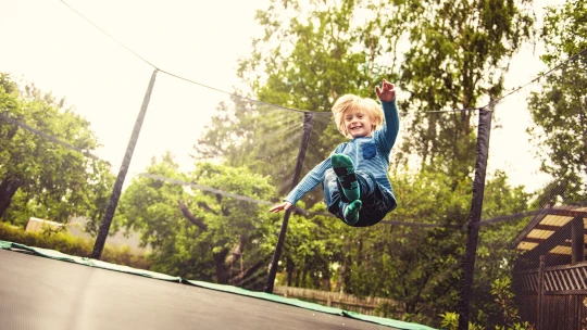 Kdo neskáče, není Čech? Obchodníci hlásí vyprodaná jízdní kola, brusle i&nbsp;trampolíny