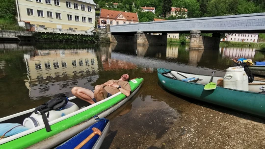 Jeďte v&nbsp;červnu na Vltavu. Díky koronaviru bude jenom vaše