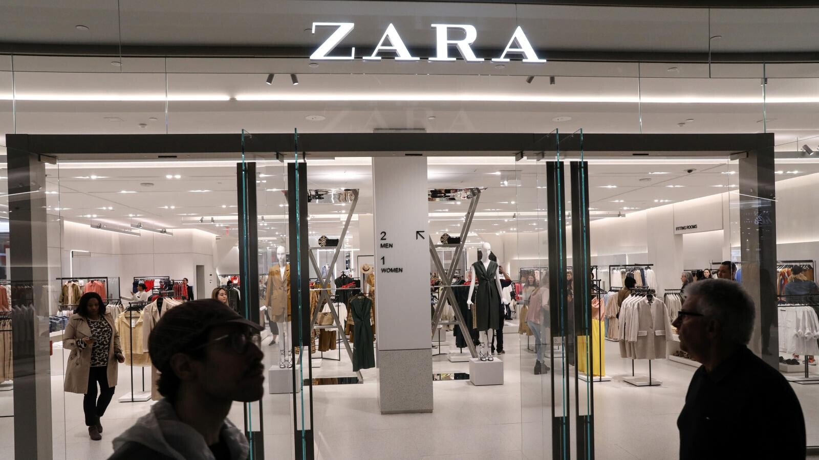 Majitel módních obchodů Zara zvýšil zisk o 24 procent. Pomohly vyšší ceny zboží