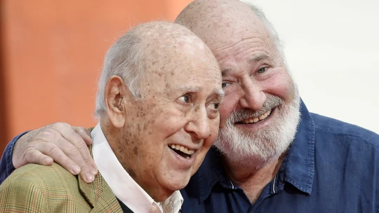 Zemřel Carl Reiner. Legendární Saul z Dannyho parťáků měl rakousko-uherské kořeny