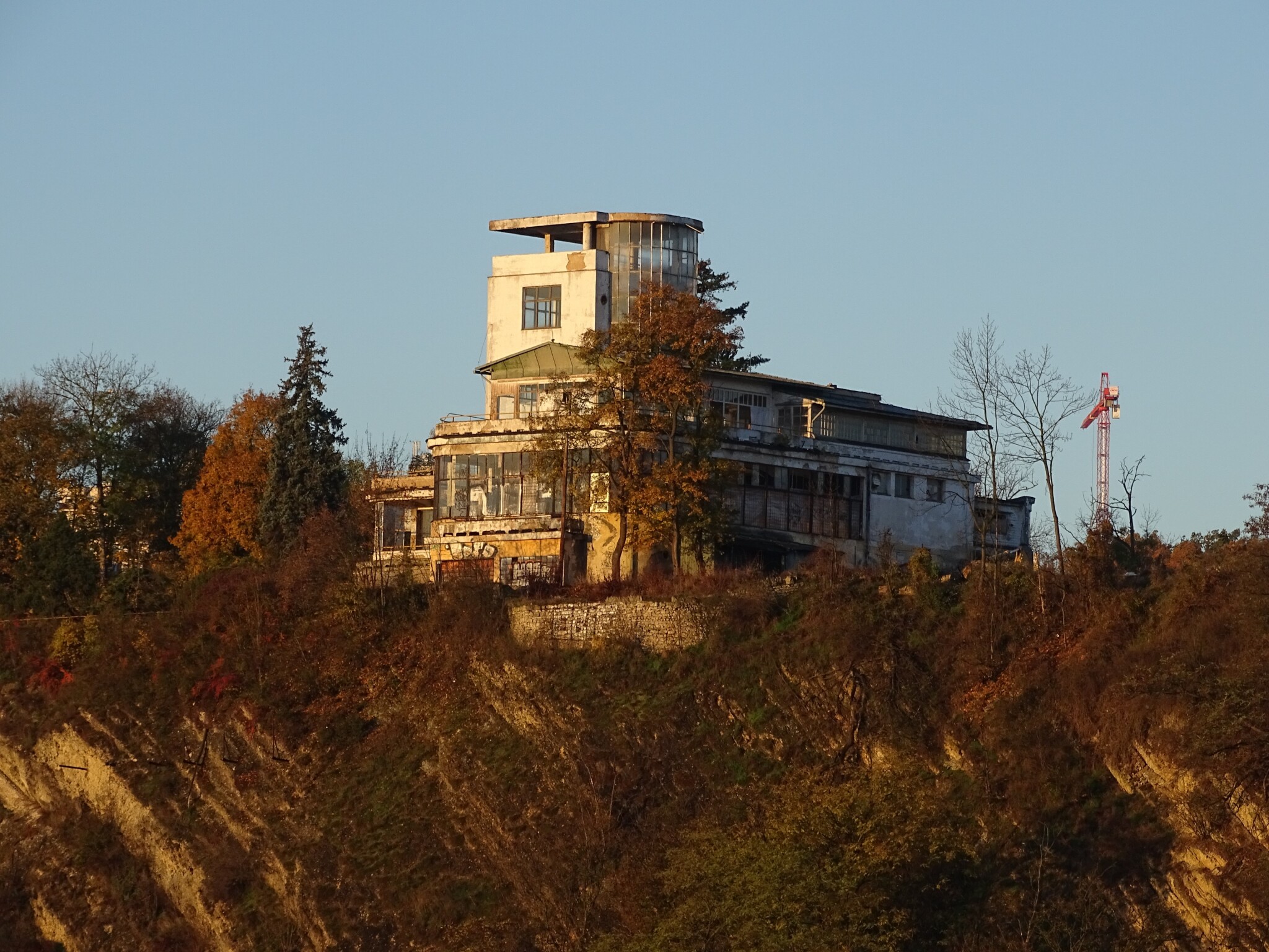 Forbes History: Memento nad Vltavou. Ukradené a zničené Barrandovské terasy se znovu staví