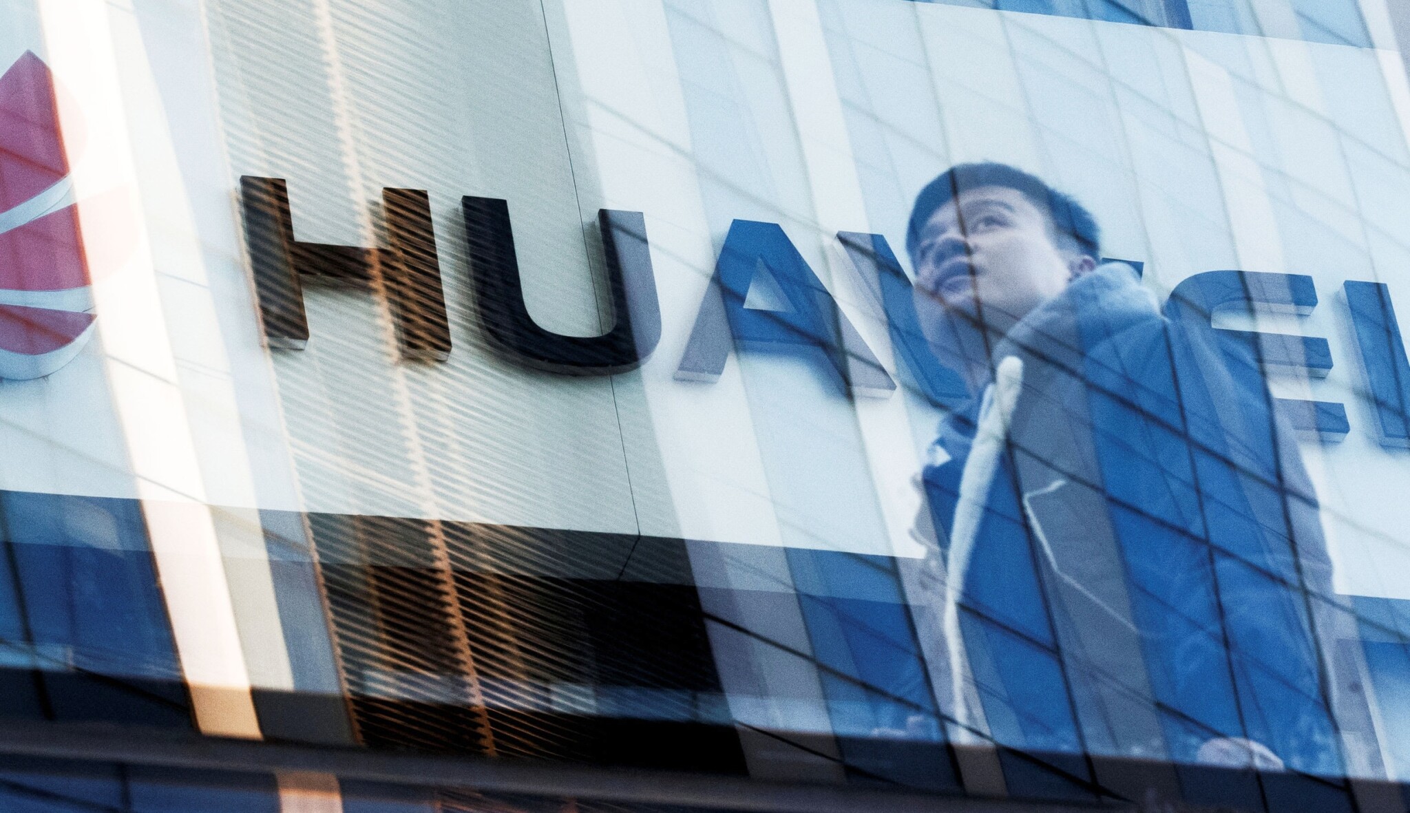 Huawei přiznalo rekordní pokles tržeb. Způsobily jej americké sankce