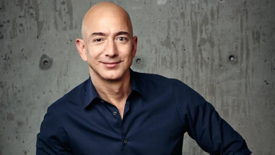 Kellnerem za den. Jeff Bezos během 24 hodin zbohatl o&nbsp;rekordních 13 miliard dolarů