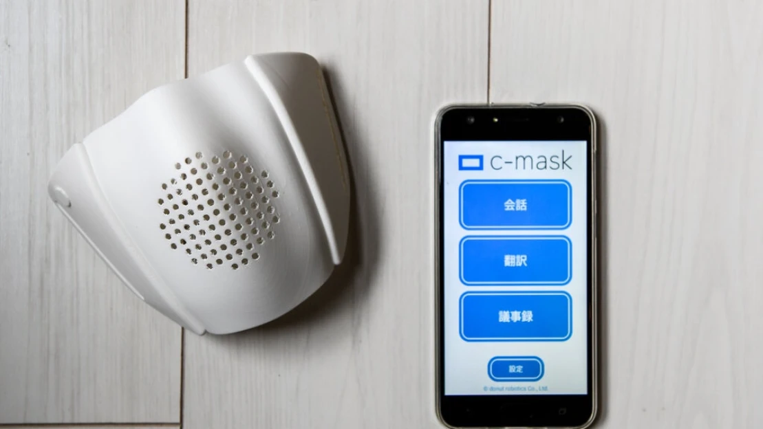 Místo chytré karantény chytrá rouška. Zvládne překládat do devíti jazyků i poslat SMS