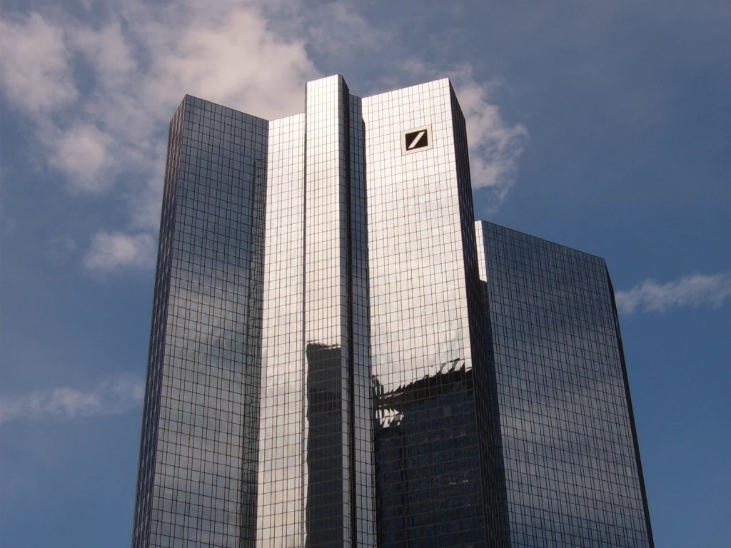 Konec dlouholeté spolupráce Deutsche Bank s&nbsp;Trumpem? Banka reflektuje nejen dění před Kapitolem