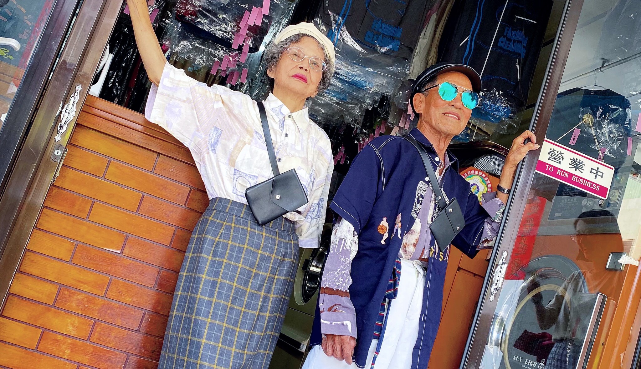 Věk je jenom číslo. Důchodci z tchajwanské čistírny se stali módními ikonami Instagramu