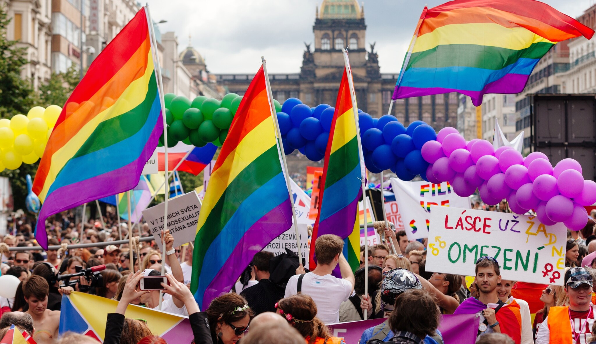 Bez průvodu a s polovičním rozpočtem. Prague Pride myslí na sexuální menšiny i ekonomiku