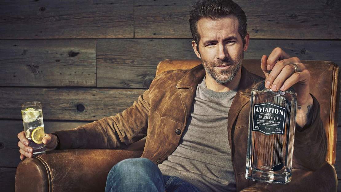 Gigant Diageo koupil Deadpoolův gin. Které další hvězdy mají svůj alkoholový brand?