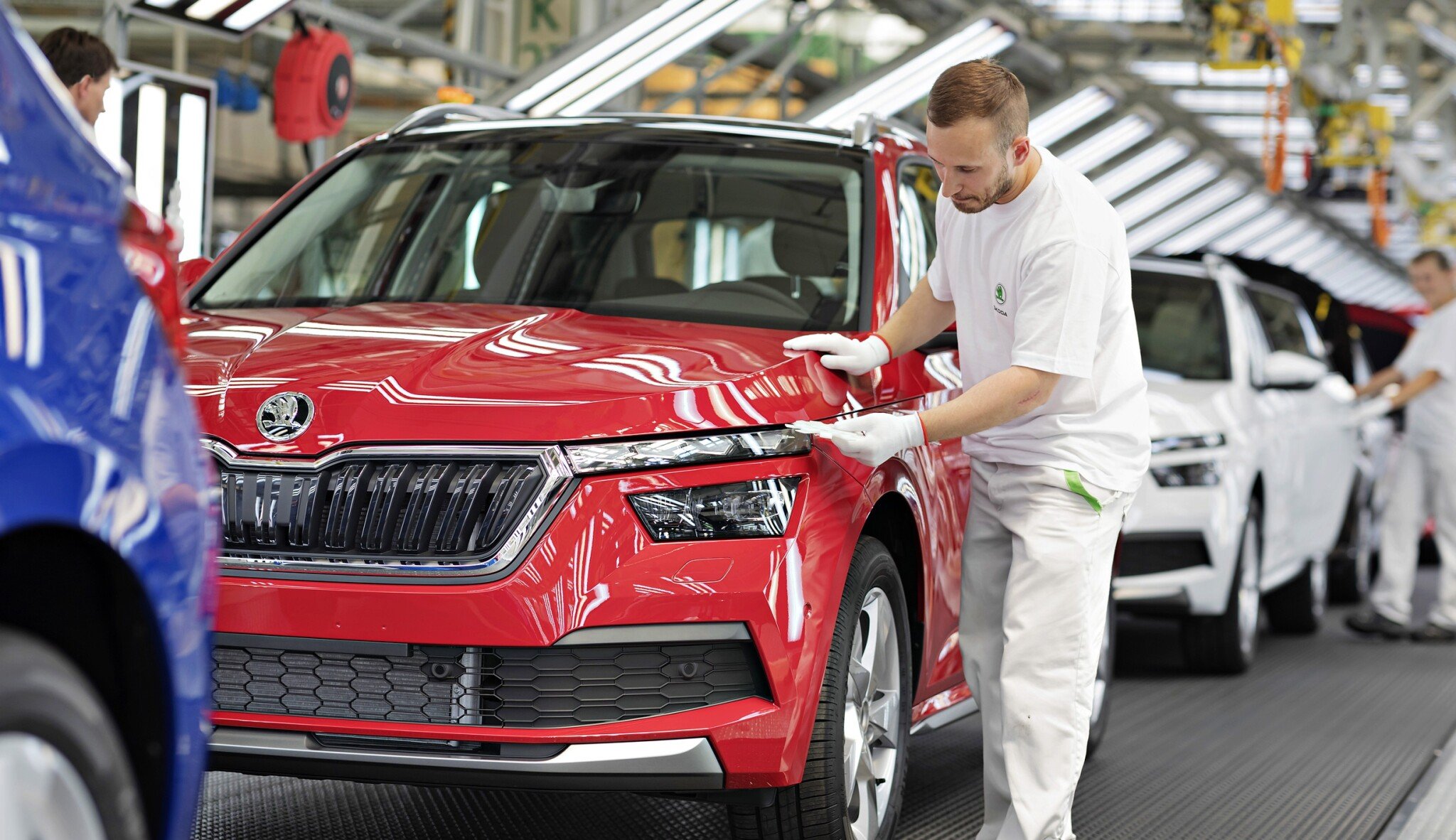 Nedostatek čipů a omezená výroba. Zlepšení v dodávkách očekává Škoda Auto ve druhé polovině roku