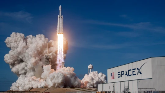 SpaceX roste do nebes a&nbsp;s&nbsp;ní i&nbsp;jmění Elona Muska. Vesmírná firma ohlásila doposud největší investici