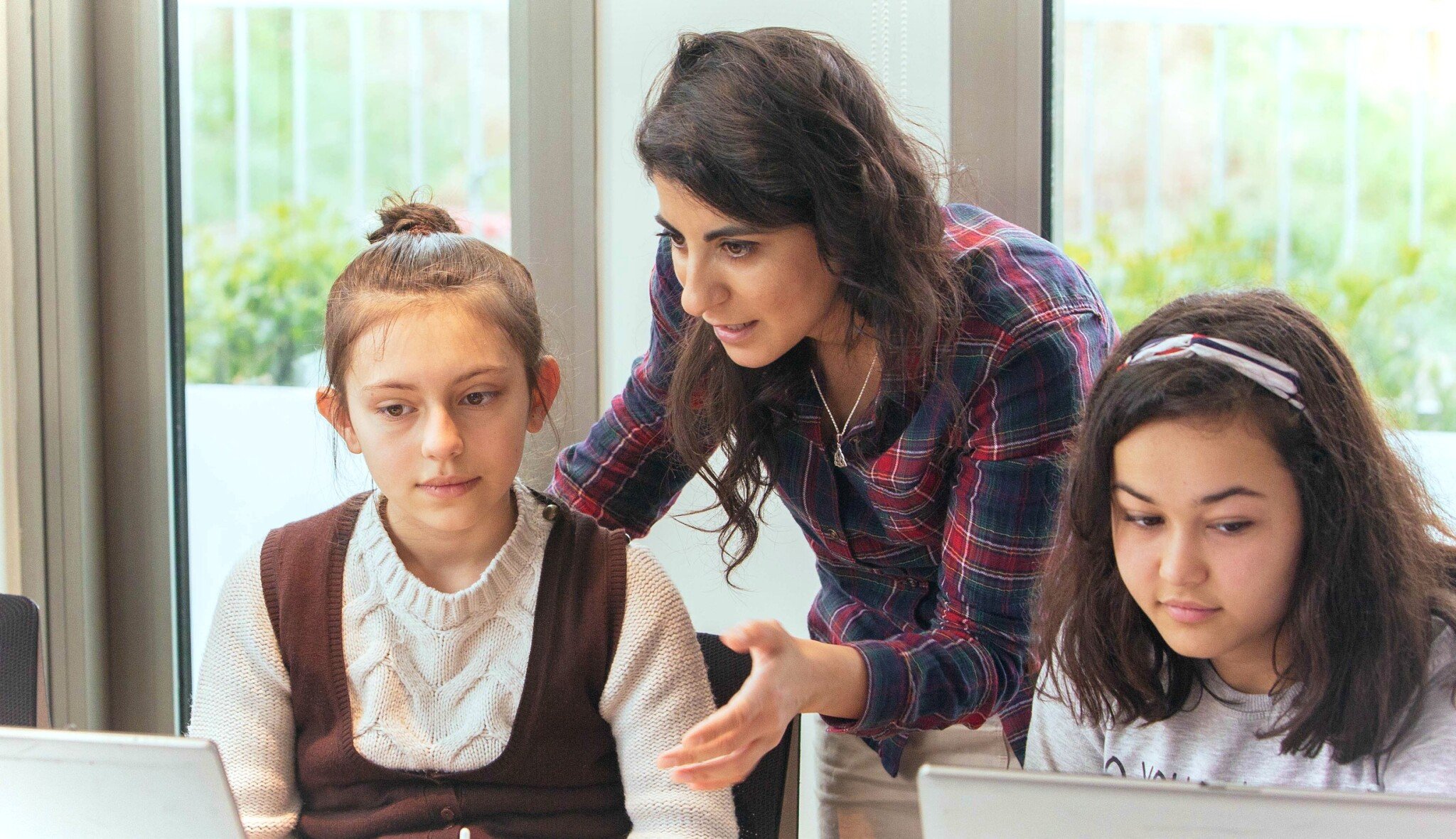 Původně se měla jenom vdát, místo toho dnes učí dívky v Turecku programovat a nebát se rodičů