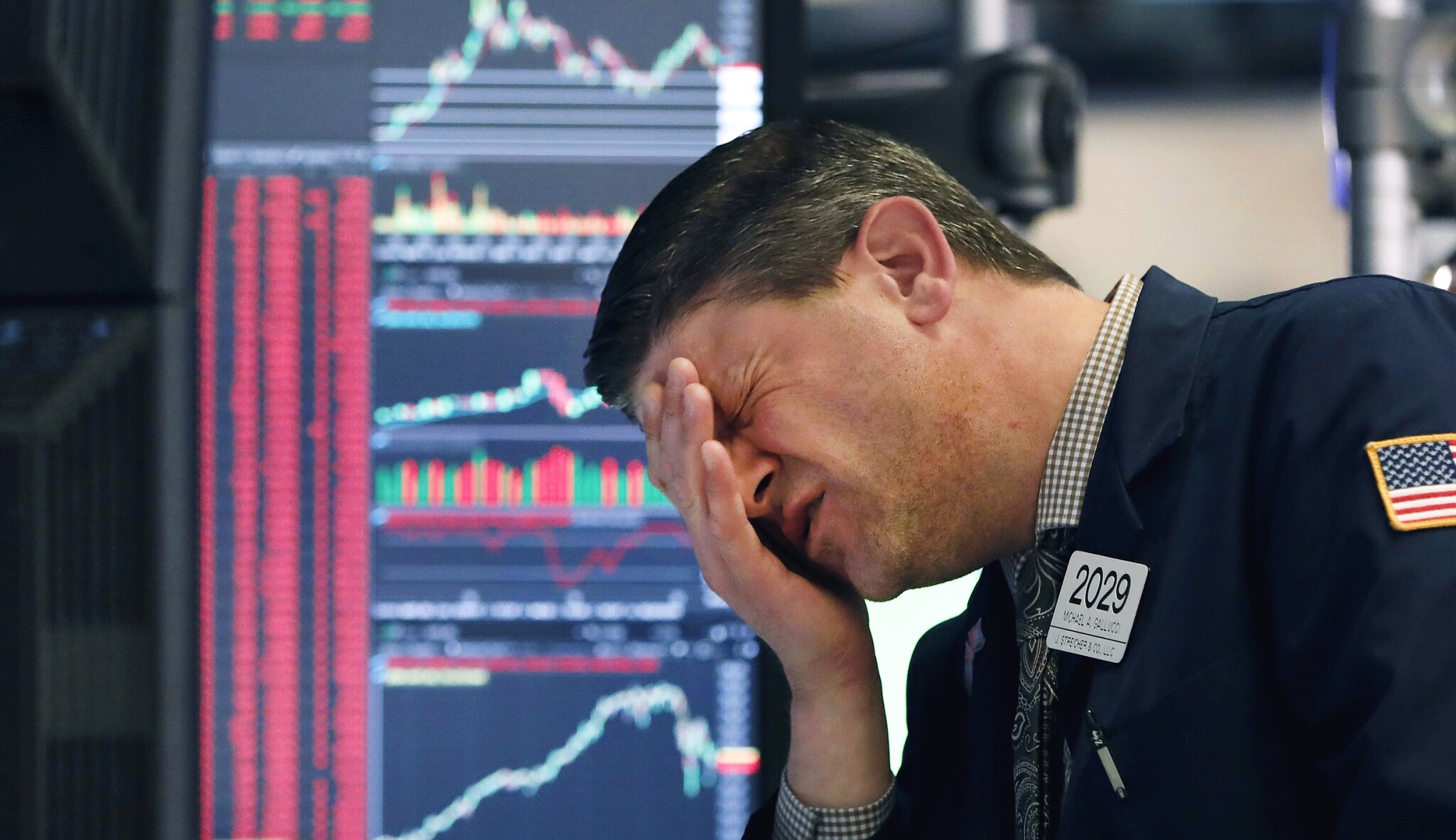 Wall Street uzavřela v minusu. Klesal Apple i Tesla