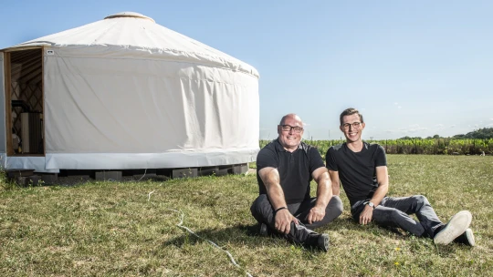 Začínal s&nbsp;týpí pro táborníky, dnes se synem vyrábí jurty pro glamping i&nbsp;dětské kluby