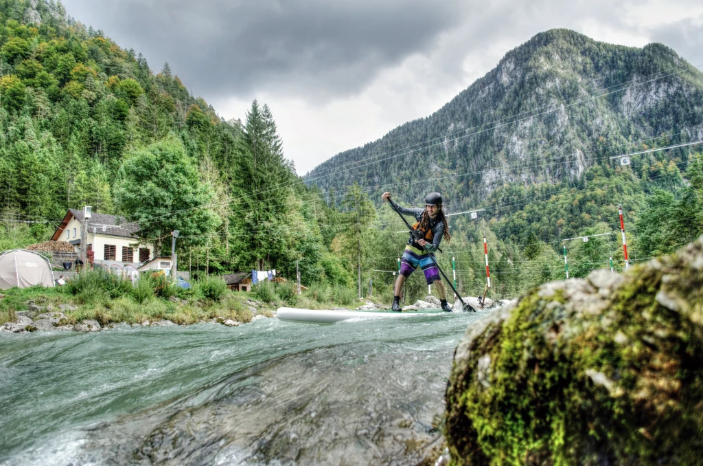 Kdo nepádluje, není Čech. Prodeje paddleboardů letos opět překonávají očekávání