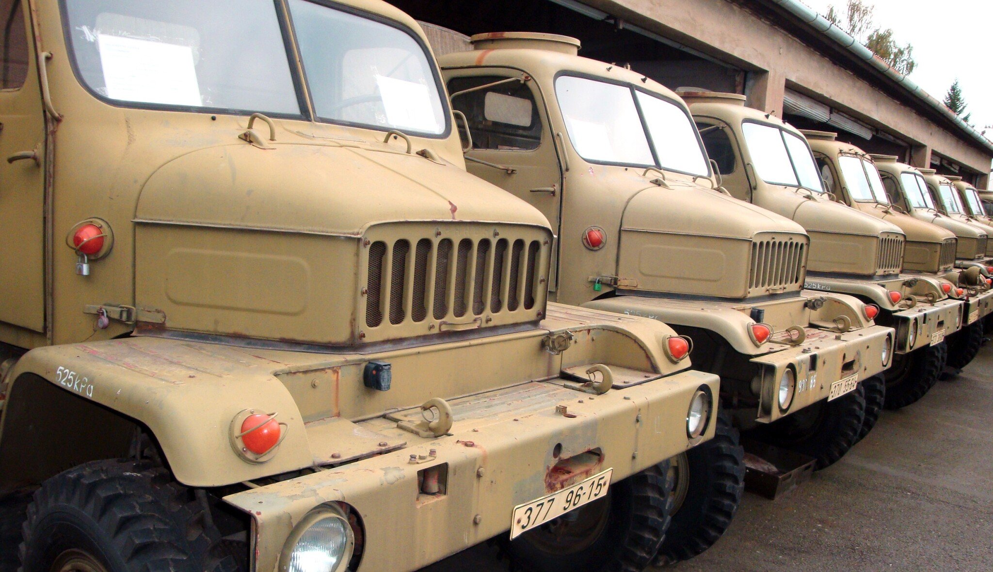 Armáda se zbavuje dalšího majetku, prodává UAZ i „vejtřasky“