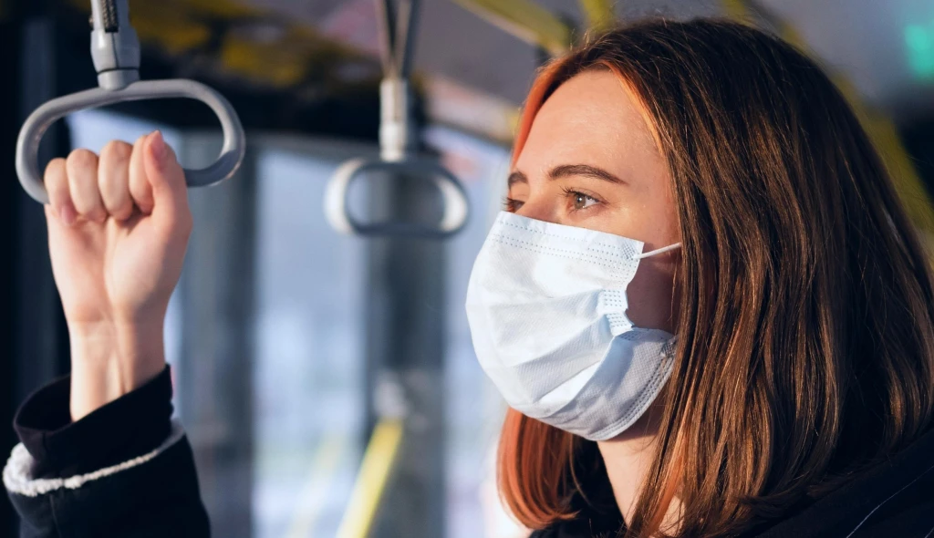 Výzkum odhalil, že opatření proti covidu porušuje pětina zaměstnavatelů