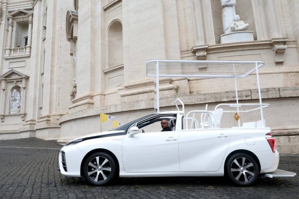 Papamobil na vodík. Papež František bude nově jezdit bez emisí