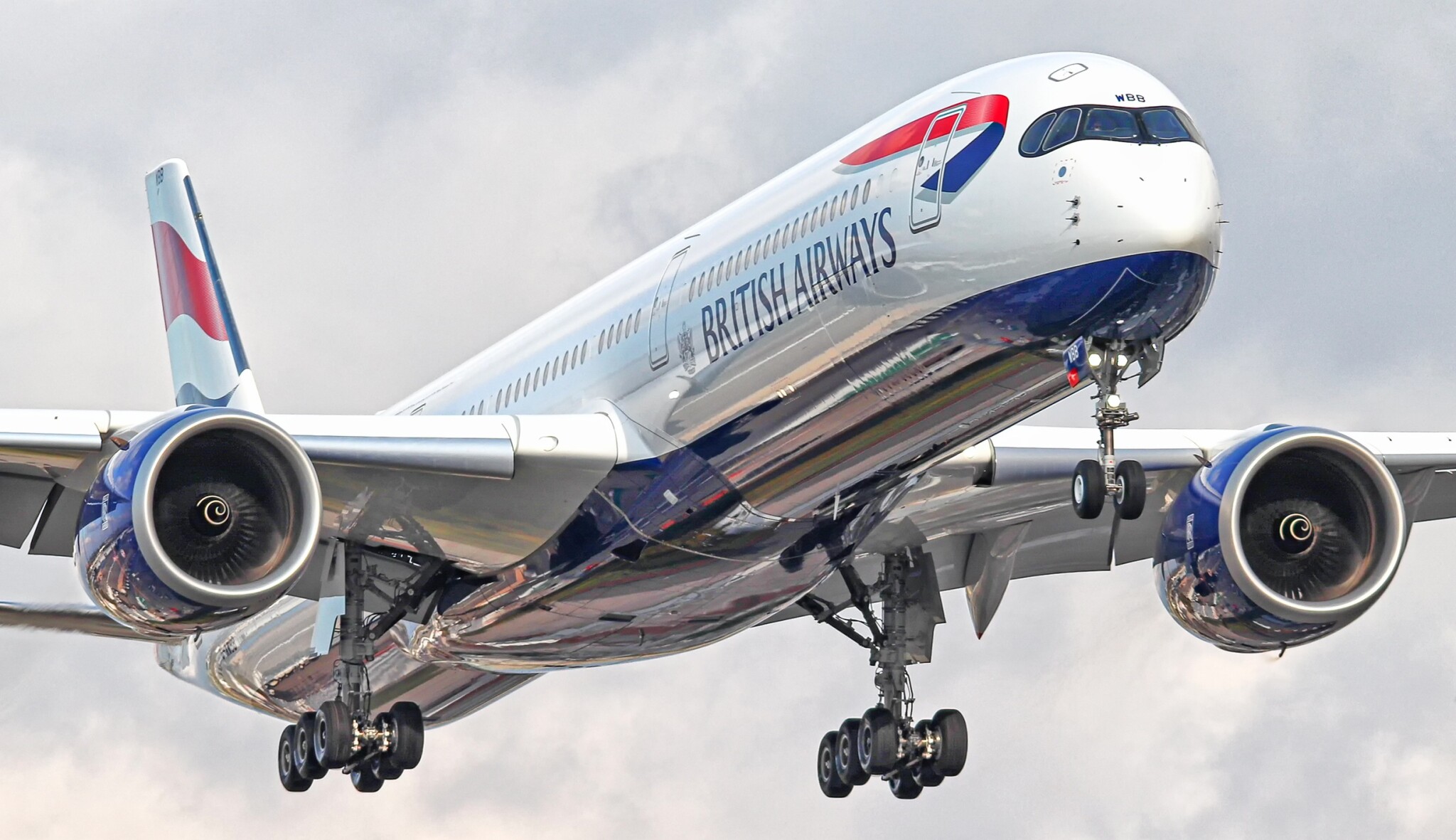 Mateřská firma British Airways zaznamenala miliardovou ztrátu. Výhled zveřejnit nechce