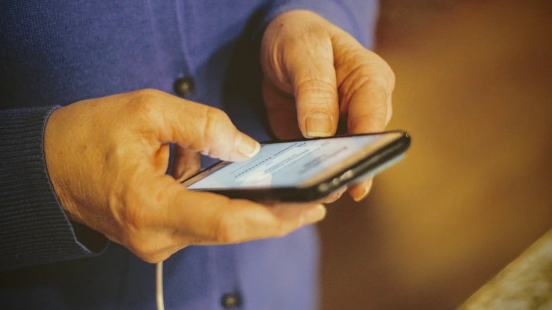 Nejen Skype a Záchranka. Jaké aplikace nainstalovat seniorům v době pandemie?