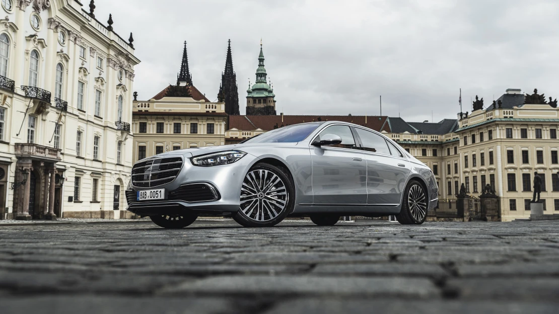 Ostatní padají, Mercedes roste. V Praze si odbyla premiéru nová verze luxusní třídy S