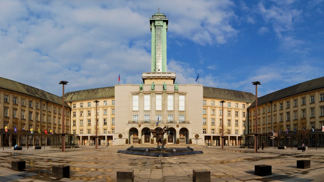 Stále největší a nejvyšší. Ostravská Nová radnice dnes slaví 90 let