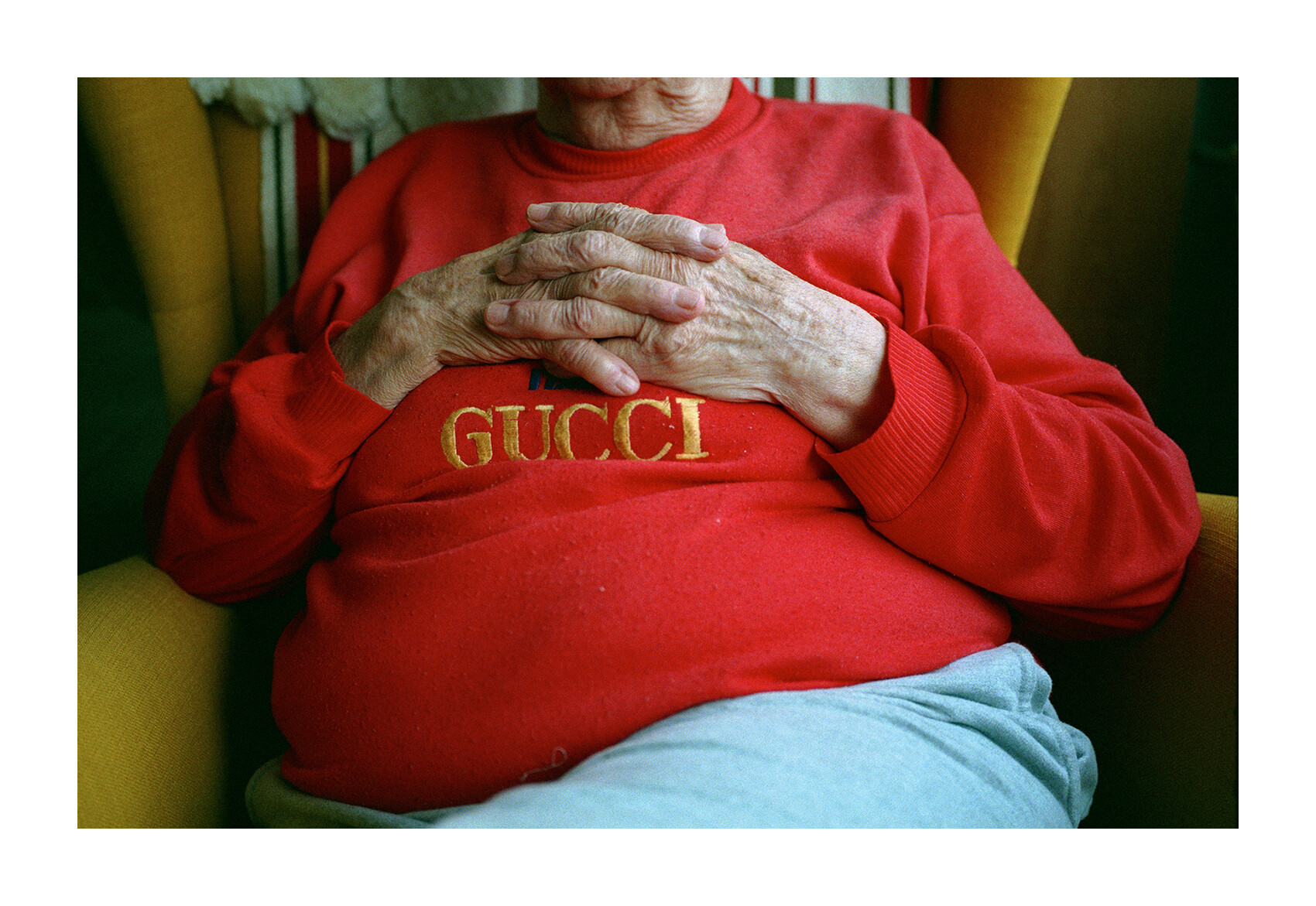 Oceňovaný fotograf udělal z modrovlasé babičky světovou influencerku. Lidé na ní oceňují styl i vtip