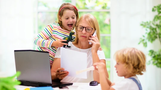 Mami, za chvíli máš poradu. Jak zvládnout home office a&nbsp;nezapomínat, že existuje víkend