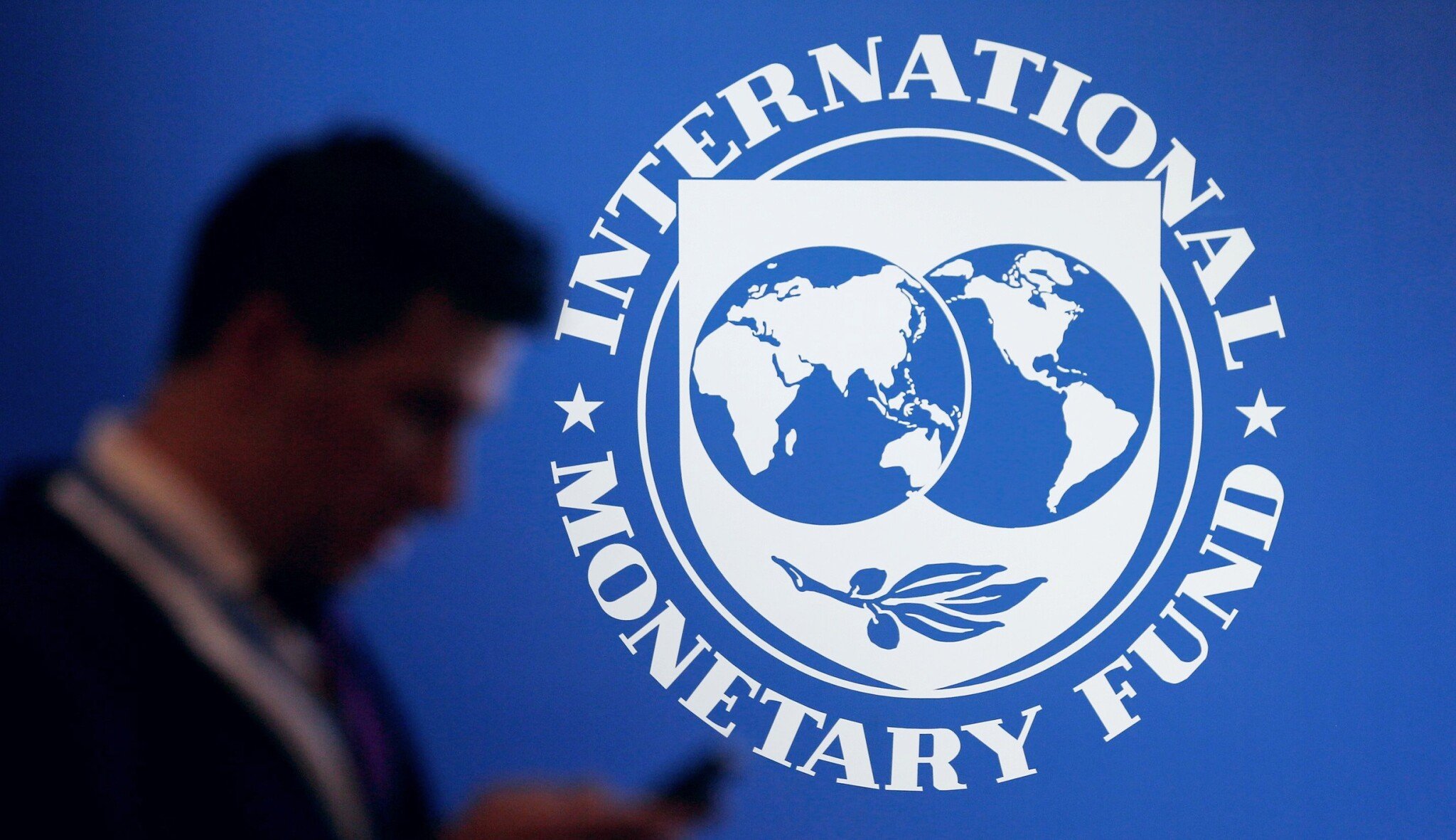 Ozvěny války. MMF snížil odhad letošního růstu světové ekonomiky