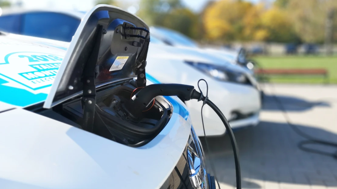 Dává smysl zákaz spalovacích motorů a sázka na elektromobily? Velká Británie to brzy zjistí