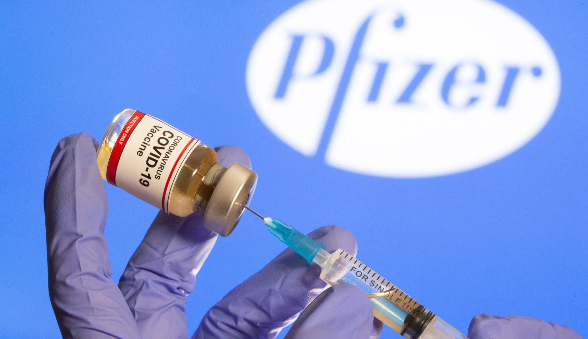 Pfizer zvýšil čtvrtletní zisk o 60 procent. Vyšší tržby čeká díky prodeji vakcíny