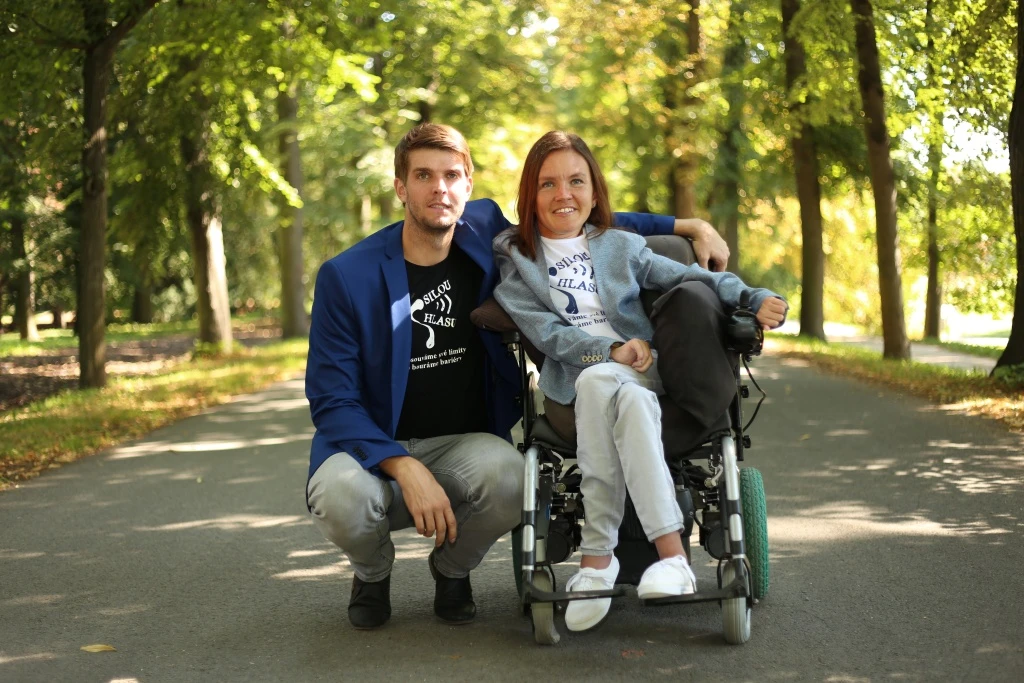 Pomáhejte s&nbsp;Forbesem. S&nbsp;příspěvkem vybudovali byt, který mohou handicapovaní ovládat vlastním hlasem