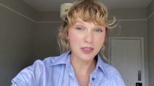 Milionové hity i&nbsp;z&nbsp;home officu. Taylor Swift opět překvapila fanoušky a&nbsp;ovládla hudební žebříčky